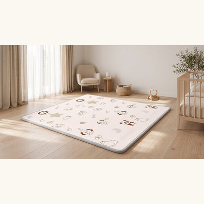 Tapis de jeu XPE enroulable crème à petits animaux et bordure grise, dans une chambre d'enfant